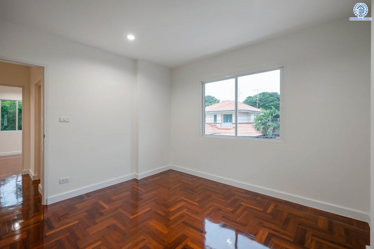 บ้านมือสองตกแต่งใหม่ โครงการ ชัยพฤกษ์ บางบัวทอง จากแบรนด์ LH หลังใหญ่กว่า 62.6 ตร.ว. ฟังก์ชัน 3 ห้องนอน 2 ห้องน้ำ จอดรถได้ 2 คัน พร้อม Facilities ครบครัน บนทำเลเดินทางสะดวก ติดถนนบางกรวย-ไทรน้อย ใกล้เซ็นทรัลเวสต์เกต และรถไฟฟ้าสายสีม่วง "สถานีบางพลู"...